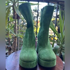 Elegant Green Suede Heeled Boots